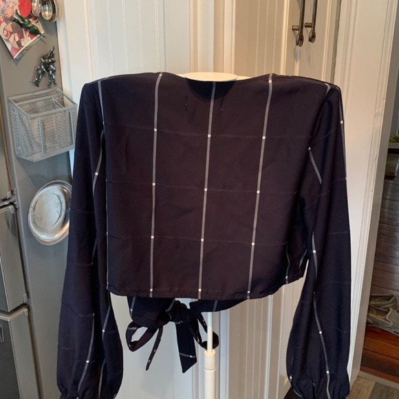 L’Atiste by Amy cropped tie front blouse. Never worn - Picture 5 of 5